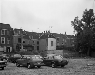 813901 Gezicht op een tijdelijk parkeerterrein achter de Maliesingel te Utrecht, waar de gebouwen van de 1e Algemene ...